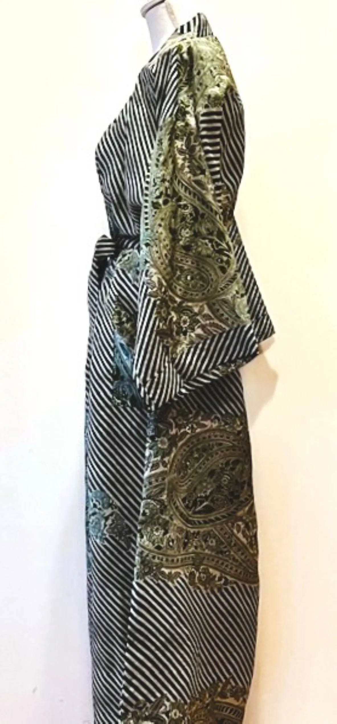 Crepe Silk Kimono Presents A Sophisticaed and Unique Perspective