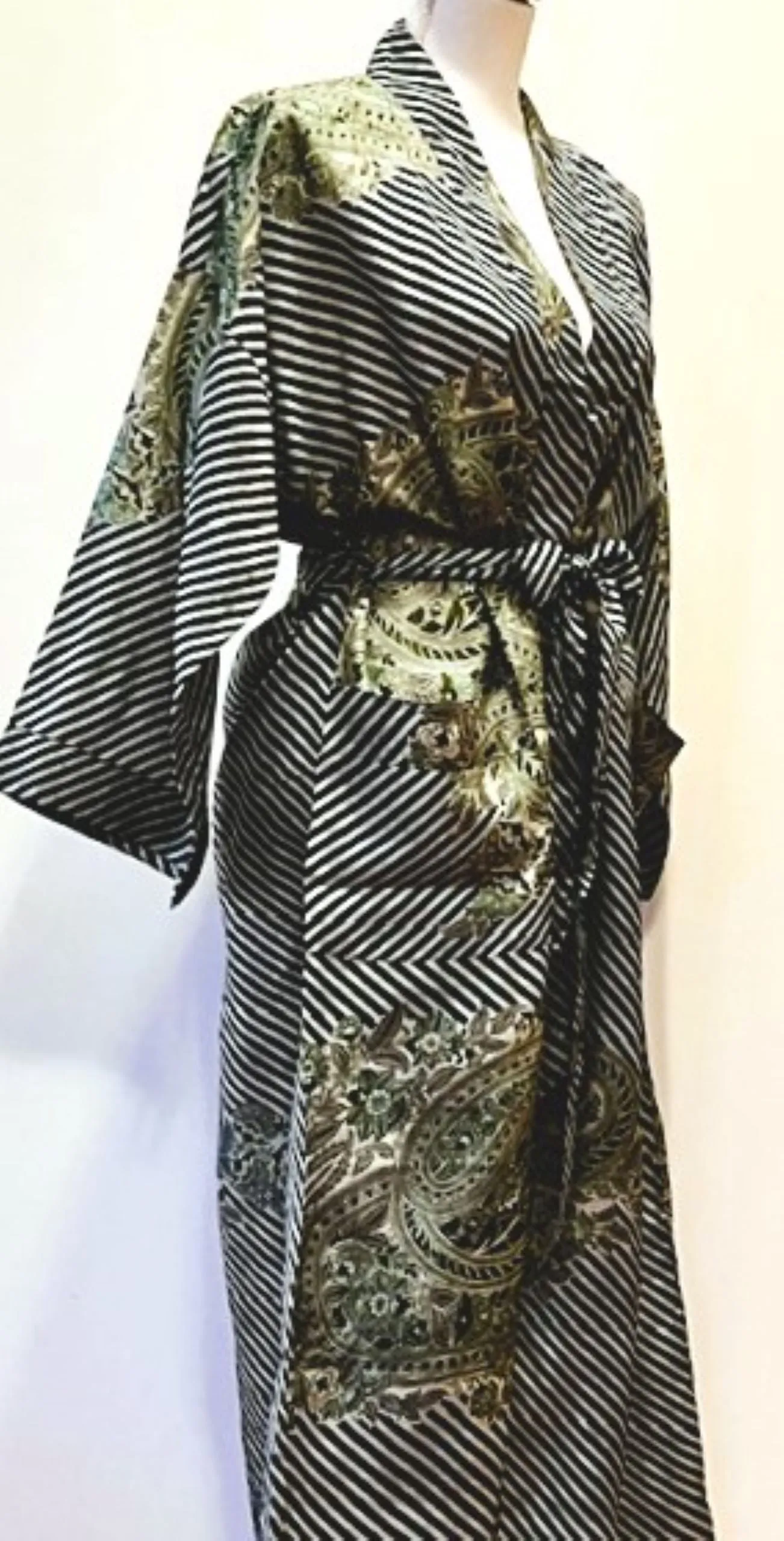 Crepe Silk Kimono Presents A Sophisticaed and Unique Perspective