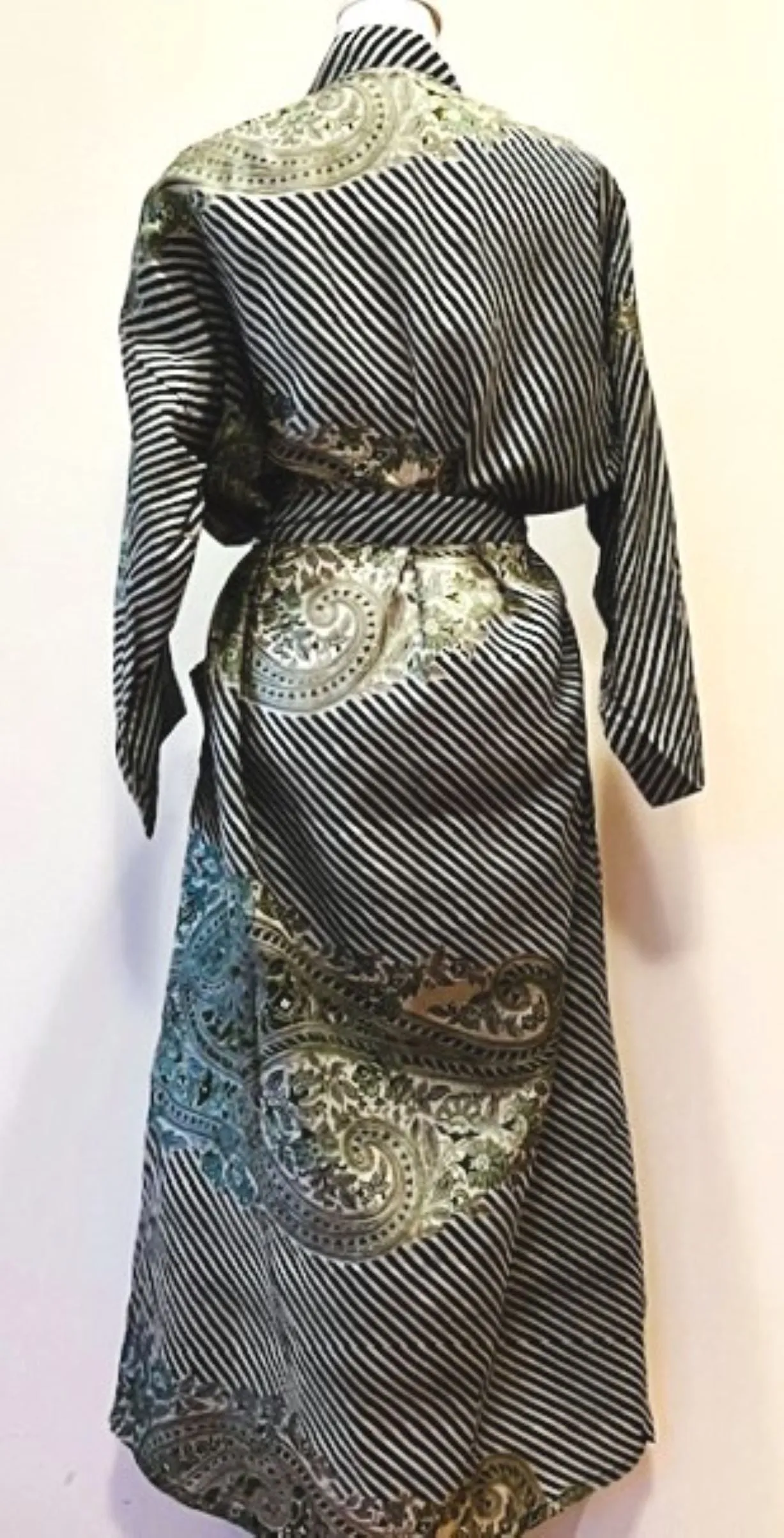 Crepe Silk Kimono Presents A Sophisticaed and Unique Perspective
